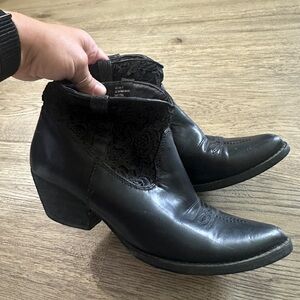 Women’s black cowboy boots